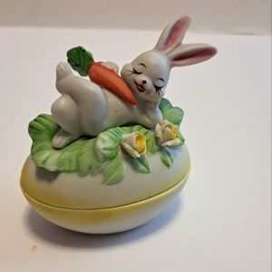 Lefton Easter figurine : Bunny with carrot on egg # 5540